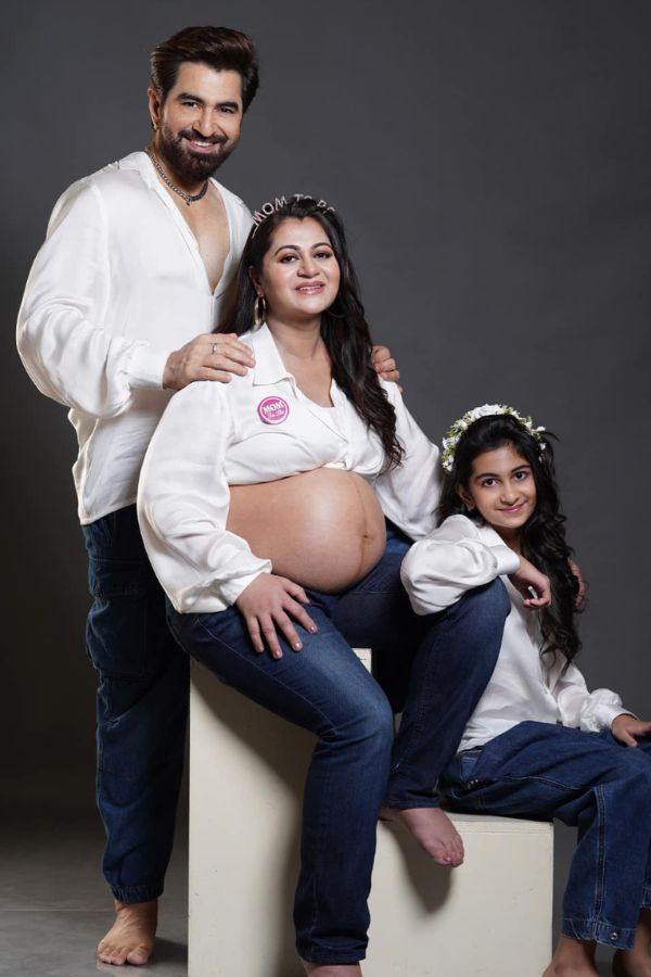 মা, বাবা ও মেয়ে তিন জনের পোশাকেই রয়েছে মিল। তবে মোহনাই যেন মধ্য মণি সব আকর্ষণের। তাঁকে ঘিরেই এখন অনেক স্বপ্ন সবার। 