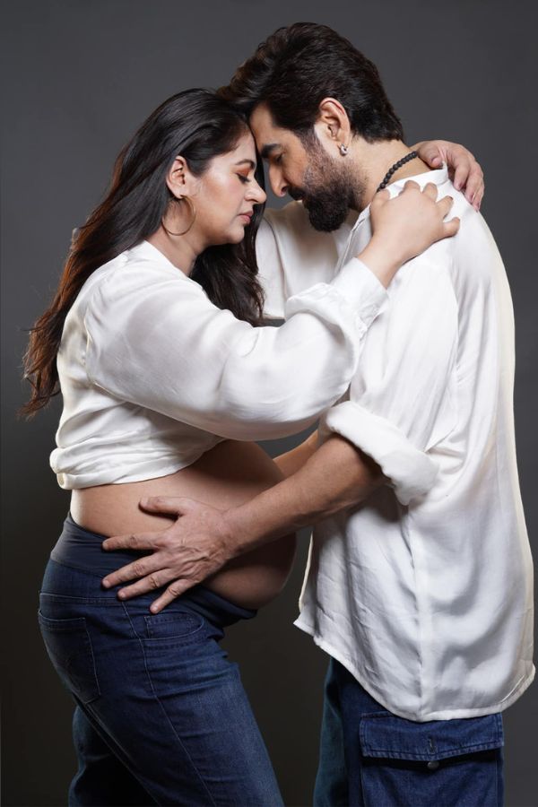 জিতের সব চিন্তা ভাবনার লক্ষ্য যেন কেন্দ্রীভূত মোহনার উপর। আগলে রেখেছেন নিজের স্ত্রী ও আগামী সদস্যকে। 