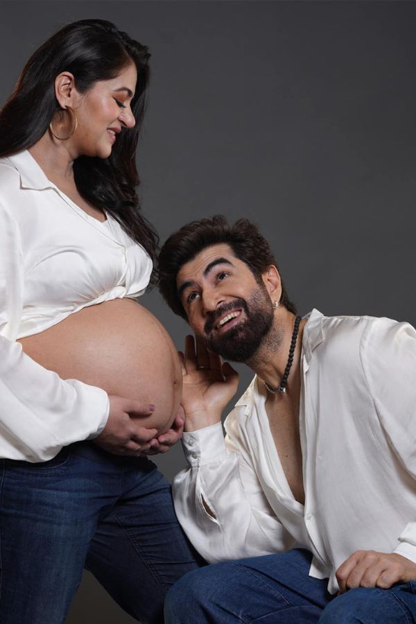 কান পেতে নতুন বাবা শুনতে চাইছেন শিশুর শব্দ। নতুন সদস্যের আসা ঘিরে যত পরিকল্পনা,  ভাবনা সব যেন ভাগ করে নিতে চান তাঁর সঙ্গে। 