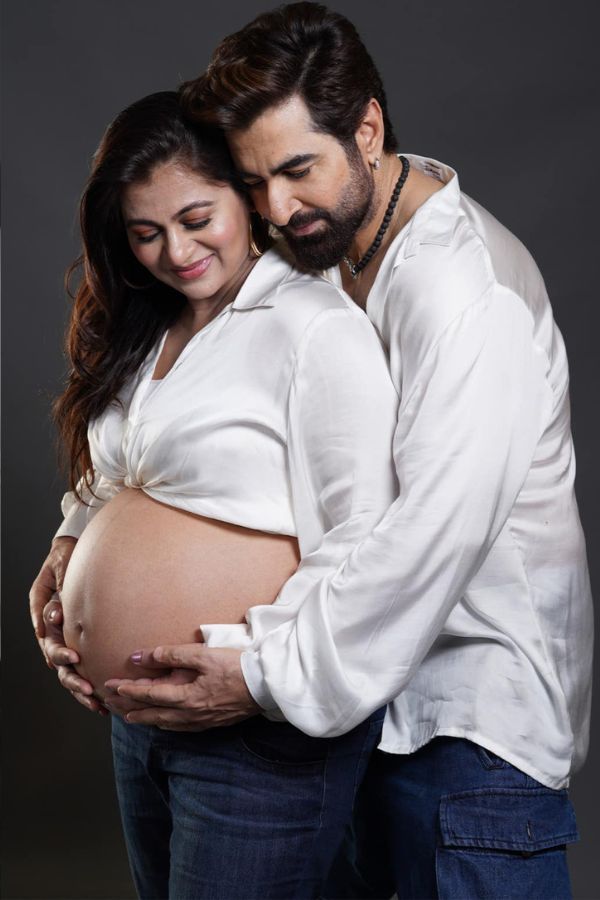 মোহনাও নিজের আনন্দকে প্রতি মুহুর্তে ভাগ করে নিচ্ছেন তাঁর স্বামীর সঙ্গে। নিজের খুঁটিনাটি আশা,  স্বপ্ন সবটুকু ঘিরেই দম্পতির সুখযাপন। 