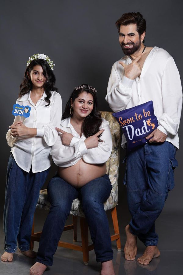 নভন্যার হাতে ‘শীঘ্রই হতে চলা দিদি’  লেখা কার্ড। জিতের হাতে রয়েছে ছোট্ট কুশন যাতে লেখা ‘শীঘ্রই হতে চলেছেন বাবা’। মোহনা আবারও মধ্যমণি, তাঁর হেডব্যান্ডে লেখা ‘শীঘ্রই হতে চলেছেন মা’। ভরা সংসারে এক কথায় খুশির বন্যা।