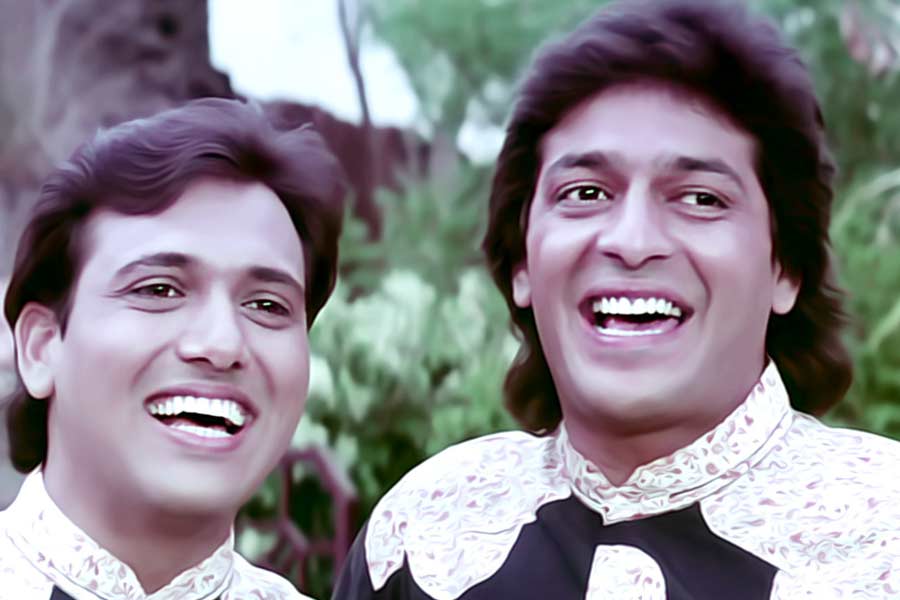 ১৯৯৩ সালে ডেভিড ধওয়ানের পরিচালনায় প্রেক্ষাগৃহে মুক্তি পায় ‘আঁখে’ ছবিটি। এই ছবিতে মুখ্যচরিত্রে অভিনয় করেছিলেন গোবিন্দ এবং চাঙ্কি পান্ডে। 