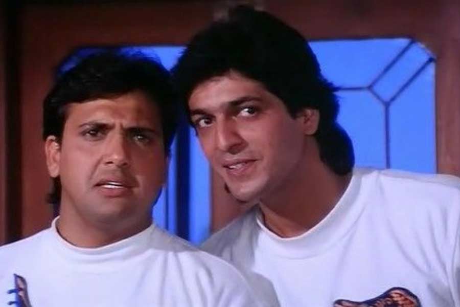 হাস্যকৌতুকে মোড়া কোনও চরিত্র নিপুণ ভাবে বড় পর্দায় ফুটিয়ে তুলতে দক্ষ গোবিন্দ এবং চাঙ্কি দু’জনেই। তার উপর আবার পরিচালকের আসনে ডেভিড। ডেভিড এবং গোবিন্দ নব্বইয়ের দশকে যে ছবিতেই পরিচালক-অভিনেতা হিসাবে জুটি বেঁধেছেন, তার অধিকাংশই কমেডি ঘরানার ছবি হিসাবে দর্শকের মনে জায়গা করে নিতে সফল হয়েছে। ‘আঁখে’ ছবিটিও এর ব্যতিক্রম ছিল না।