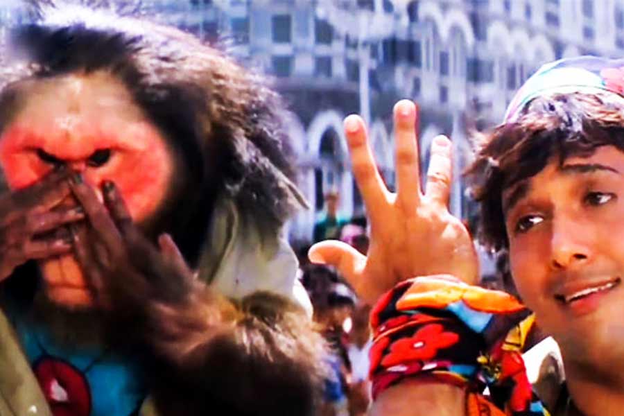 ‘আঁখে’ ছবিতে যে বাঁদরটিকে ব্যবহার করা হয়েছিল তার জন্য ২০ লক্ষ টাকা পারিশ্রমিক দেওয়া হয়।