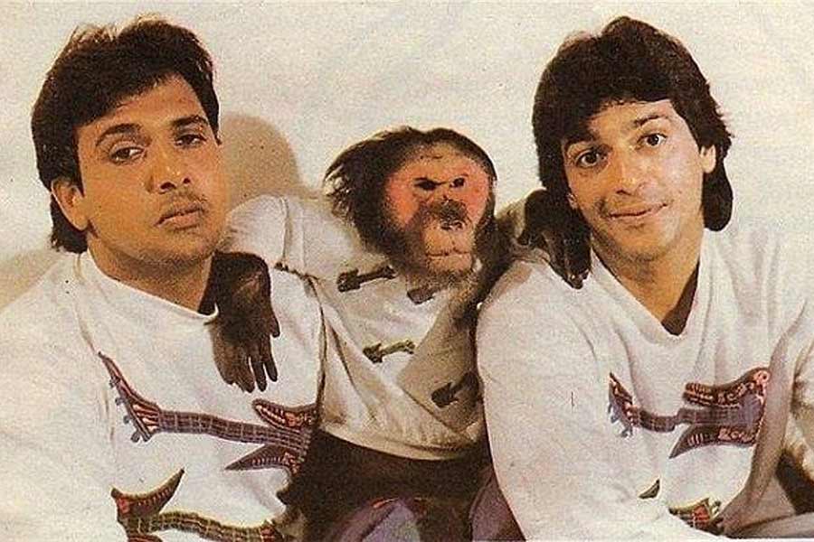 চাঙ্কির দাবি, ‘আঁখে’ ছবির শুটিংয়ের সময় নাকি একাধিক বার তাঁকে কামড়ে দিয়েছিল বাঁদরটি। চাঙ্কি বলেন, ‘‘ওকে নিয়ে শুটিং করতে গিয়ে আমি নাজেহাল হয়ে যেতাম। আমাকে কামড়েওছিল ও। সে কারণে ইনজেকশনও নিতে হয়েছিল আমাকে।’’