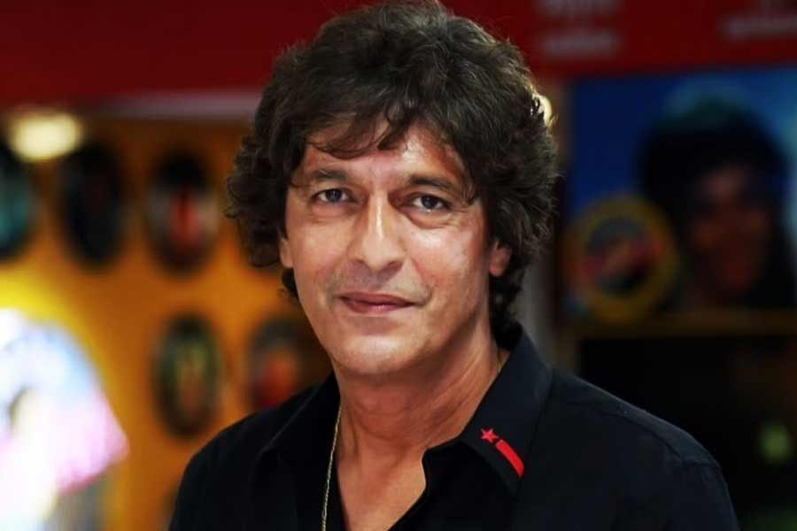 কপিল শর্মার শোয়ে অতিথি হিসাবে উপস্থিত ছিলেন গোবিন্দ তাঁর স্ত্রী সুনীতা আহুজা। সেই সময় ‘আঁখে’ ছবি নিয়ে প্রশ্ন করা হয় গোবিন্দকে। কপিল মজার সুরে জিজ্ঞাসা করেন, ‘‘ওই বাঁদরটি কি চাঙ্কির সঙ্গে একই ঘরে থাকতেন না কি তার জন্য আলাদা ঘরের ব্যবস্থা ছিল?’’