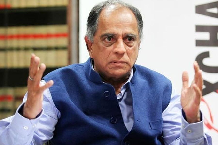 পাহলাজ জানান, যখন শুটিং থাকত না তখন নাকি ধূমপান করত বাঁদরটি। অবসর সময়ে পান করবে বলে তার জন্য আলাদা করে নাকি মদের ব্যবস্থাও করা হত বলে দাবি করেন পাহলাজ।