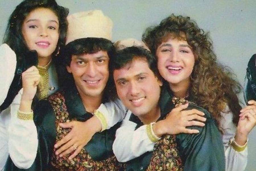 বলিপাড়া সূত্রে খবর, মুক্তি পাওয়ার পর ‘আঁখে’ এতটাই জনপ্রিয় হয় যে, একটানা ১২ সপ্তাহ প্রেক্ষাগৃহে এই ছবিটি চলে। 