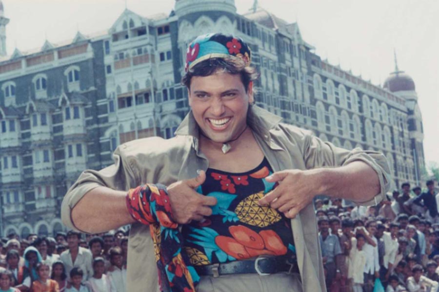 প্রায় ৬ কোটি টাকা খরচ করে বানানো হয়েছিল ‘আঁখে’ ছবিটি। কিন্তু মুক্তির পর বক্স অফিসে ছবিটি ৪৫ কোটি টাকার ব্যবসা করে।