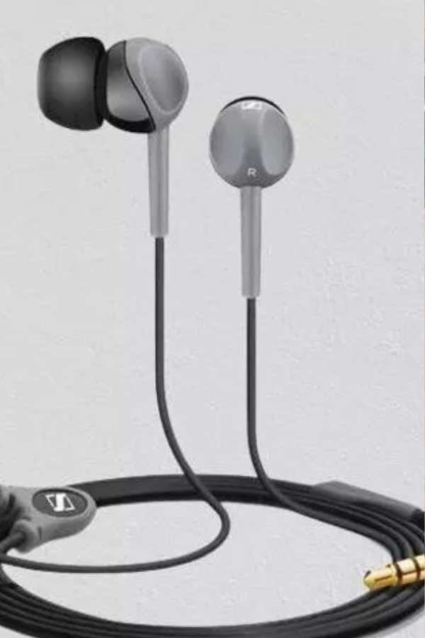 স্যানাইজার সিএক্স ১৮০:  ১০০০ টাকার ভেতরে হেডফোনগুলির মধ্যে এটি সবচেয়ে পুরনো অথচ বিখ্যাত ব্র্যান্ড। এরও অডিও ডিভাইস ভীষণ পোক্ত এবং উন্নত মানের।