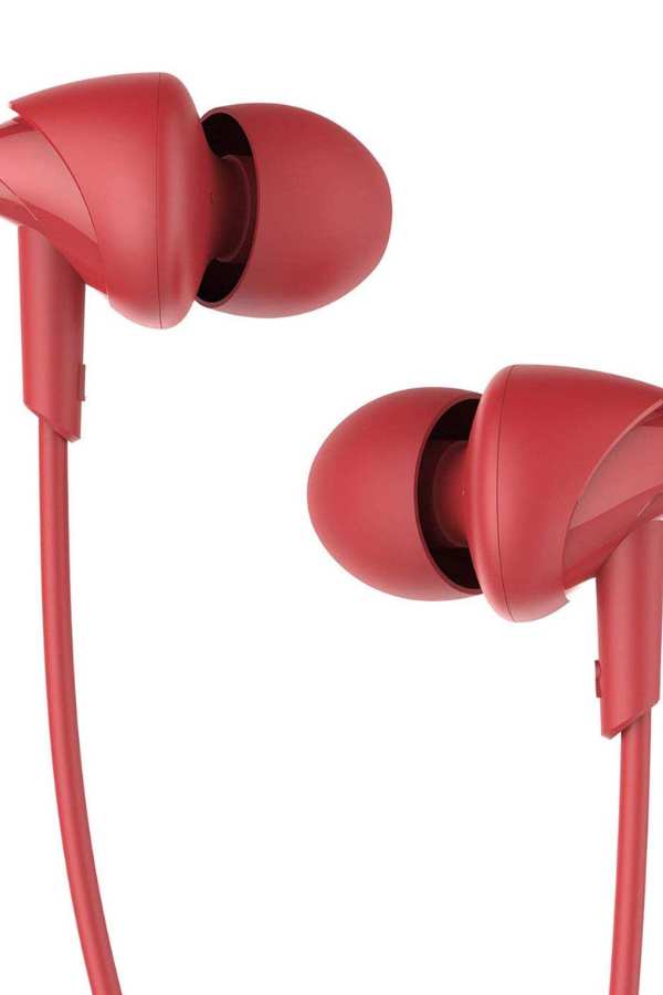 বোট বাস হেডস:  কালো রঙের ‘১০০ইনইয়ার’ যুক্ত হেডফোন। এই মডেলের হেডফোনের যেটা প্রধান বৈশিষ্ট্য। 