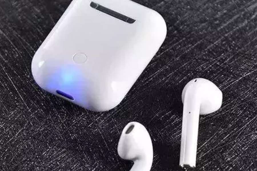 মোবাইল তো আছে। তা’ও পুজোর সময় নতুন জামা-কাপড়-জুতোর মতো অনেকে এখন নতুন একটা আধুনিকতম মডেলের মোবাইল কিনতেও ভালোবাসেন। কেনেনও। আর মোবাইলের সঙ্গে সঙ্গে সমার্থক হল হেডফোন।