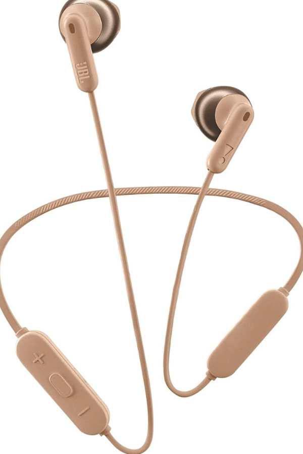 তবে কী, মোবাইল কিনতে সাধারণত ক্রেতা টাকার কার্পণ্য না করলেও,  হেডফোনের পিছনে বেশি খরচা করতে সচরাচর চায় না। অনেকটা সেই ঘোড়া কিনব প্রচুর টাকায়, কিন্তু তার চাবুক কিনতে বেশি খরচা করব না! চিন্তাটি কিন্তু খুব সেকেলে।