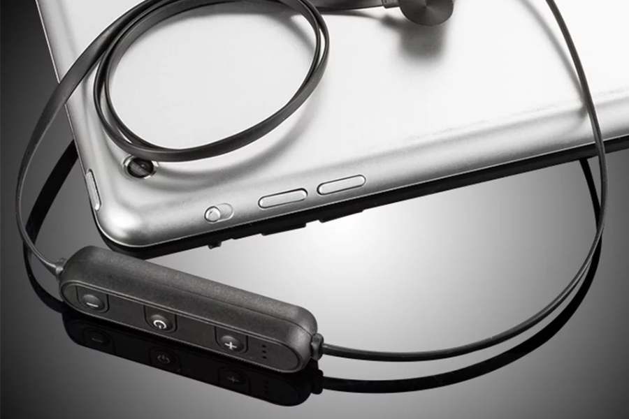 প্রথমত শারীরিক কারণে। দ্বিতীয়ত, একটা ভাল হেডফোনের শব্দ এতটাই শ্রুতি মধুর ও পরিষ্কার যে, ব্যবহার করলেই বুঝবেন, একটু দাম দিয়ে হেডফোন কেনাটা আখেরে কতটা লাভ দেয়। এখানে ১০০০ টাকার মধ্যে ভারতের ভাল ভাল হেডফোনের সুলুকসন্ধান দিল আনন্দবাজার অনলাইন।  