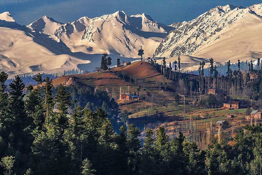 কাশ্মীর মানেই ভূস্বর্গের সৌন্দর্য। পৃথিবীর বুকে যেন দেবলোক! আর সেই অপরূপ প্রাকৃতিক সৌন্দর্যের কথা উঠলেই চোখে ভেসে ওঠে কাশ্মীরের ডাল লেক,  তার জলে শিকারায় চেপে সঙ্গীর সঙ্গে মিঠে খুনসুটি,  মোঘল বাগান, উপত্যকার হাজার রকম  দৃশ্যের ডালি!