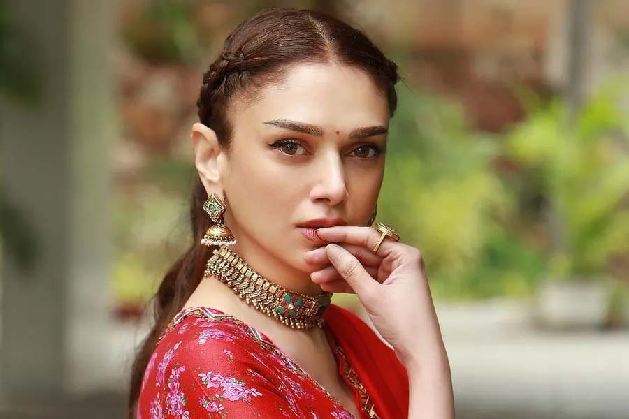 তবে বলিপাড়ায় এমন বহু তারকা রয়েছেন যাঁরা গোপনে বিয়ের অনুষ্ঠান সেরেছিলেন। সেই তালিকায় দেব আনন্দ, ধর্মেন্দ্রের মতো বলি অভিনেতা থেকে শুরু করে রয়েছেন শ্রীদেবী এবং অদিতি রাও হায়দারির মতো বলি নায়িকারা।