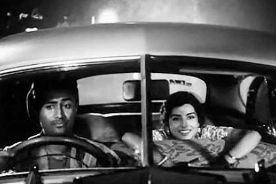 বলিপাড়ায় কানাঘুষো শোনা যায়, ‘ট্যাক্সি ড্রাইভার’ ছবির শুটিং চলাকালীন নাকি কল্পনাকে বিয়ে করেছিলেন দেব আনন্দ। কিন্তু সে বিষয়ে কাউকে কিছুই জানাননি অভিনেতা।