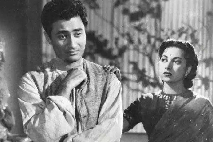 ১৯৫৪ সালে ‘ট্যাক্সি ড্রাইভার’ ছবিটি মুক্তি পাওয়ার পর সহ-অভিনেত্রী কল্পনাকে বিয়ের কথা আনুষ্ঠানিক ভাবে ঘোষণা করেন দেব আনন্দ।