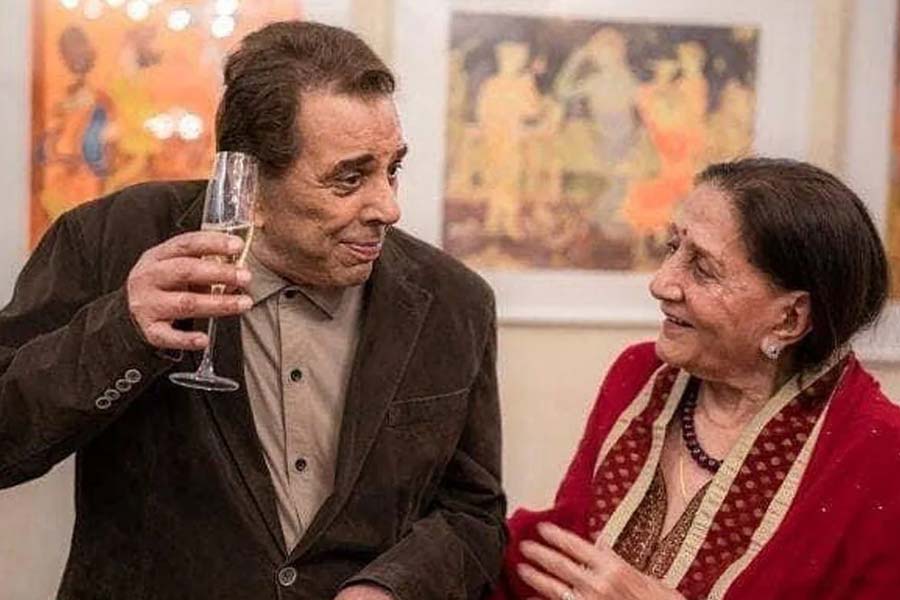 ১৯৫৪ সালে প্রকাশ কৌরকে বিয়ে করেন বলিউডের বর্ষীয়ান অভিনেতা ধর্মেন্দ্র। বিবাহিত থাকাকালীন সহ-অভিনেত্রী হেমা মালিনীর সঙ্গে বিবাহ-বহির্ভূত সম্পর্কে জড়িয়ে পড়েন অভিনেতা।