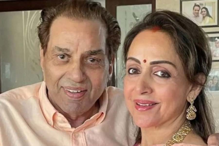 ১৯৮০ সালে হেমাকে লোকচক্ষুর আড়ালে বিয়েও করে ফেলেন ধর্মেন্দ্র। বিয়ের কয়েক সপ্তাহ পর এই ব্যাপারে আনুষ্ঠানিক ঘোষণা করেন দুই তারকা।