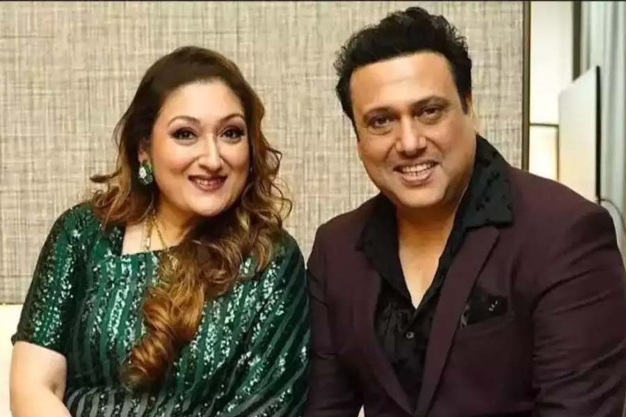 আশির দশকের মাঝামাঝি সময়ে বলিপাড়ায় নিজের কেরিয়ার শুরু করেন গোবিন্দ। ১৯৮৬ সালে ‘ইলজাম’ ছবির মাধ্যমে বলিউডে আত্মপ্রকাশ করেন তিনি। একই বছর সুনীতা আহুজাকে বিয়ে করেন গোবিন্দ।