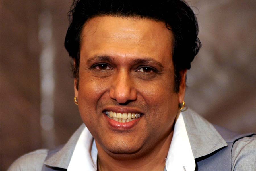 কিন্তু নিজের বিয়ের কথা গোপন করে রাখেন গোবিন্দ। বলিপাড়ায় কানাঘুষো শোনা যায়, নিজের কেরিয়ার নিয়ে নিরাপত্তাহীনতায় ভুগতে শুরু করেন গোবিন্দ। তিনি ভাবেন, বিয়ের কথা ফাঁস হয়ে গেলে তাঁর কেরিয়ারেও সেই প্রভাব পড়বে।