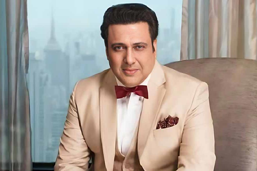 গোবিন্দ ভাবেন, কোনও অভিনেতা বিবাহিত জানলে তাঁর কাজ পাওয়ার সুযোগ কমে যেতে থাকে। গোবিন্দের মহিলা অনুরাগীদের সংখ্যাও ছিল প্রচুর। আশির দশকে তখন সদ্য সদ্য কেরিয়ার শুরু করেছিলেন তিনি। 