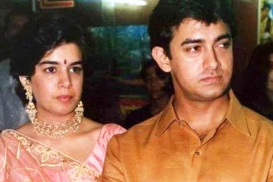 ১৯৮৬ সালে রীনা দত্তের সঙ্গে সাত পাকে বাঁধা পড়েন বলিউডের ‘পারফেকশনিস্ট’ আমির খান। ১৬ বছর সংসারের পর ২০০২ সালে তাঁদের সম্পর্কে ইতি টানেন আমির এবং রীনা। 