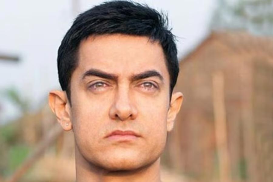 নিজের বিয়ের কথা গোপন করেন আমিরও। এমনকি রীনাকে যে তিনি বিয়ে করেছেন সে কথা আমির তাঁর বাবার কাছেও গোপন রেখেছিলেন। পরে অবশ্য বিয়ের কথা নিজেই ঘোষণা করেন অভিনেতা।