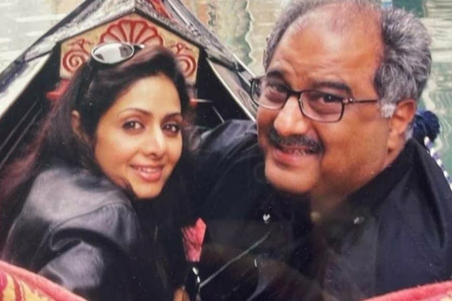 ১৯৯৬ সালে বলিপাড়ার প্রথম সারির প্রযোজক বনি কপূরের সঙ্গে সাত পাকে বাঁধা পড়েন শ্রীদেবী। বিয়ের কথা গোপন করে রেখেছিলেন অভিনেত্রী।