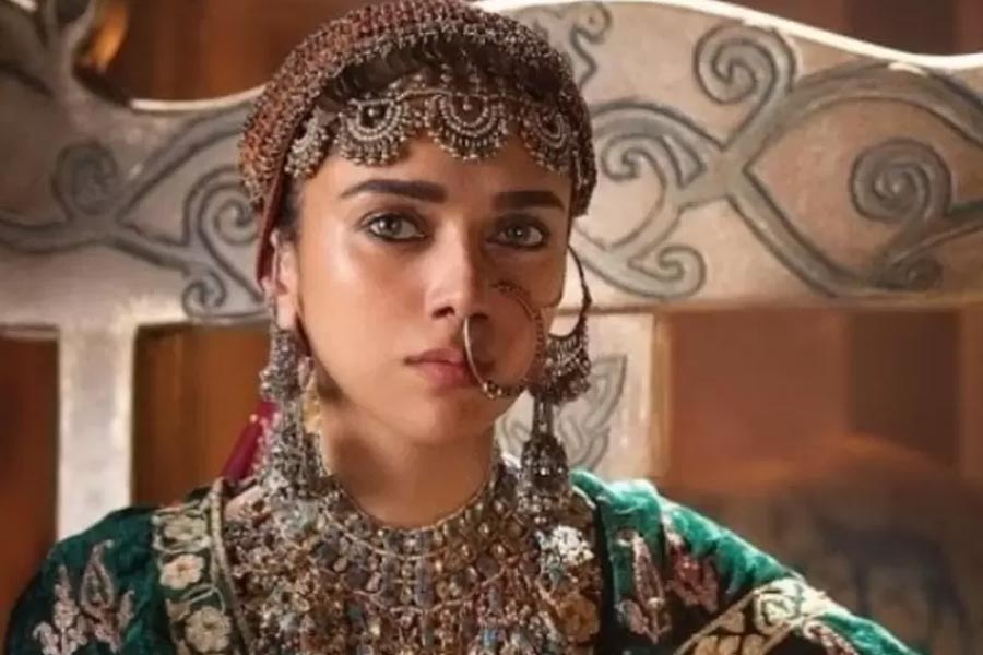 ২০০৯ সালে ২৪ বছর বয়সে বলি অভিনেতা সত্যদীপ মিশ্রের সঙ্গে গাঁটছড়া বাঁধেন বলি অভিনেত্রী অদিতি রাও হায়দারি। কিন্তু নিজের বিয়ের কথা গোপন রেখেছিলেন তিনি।