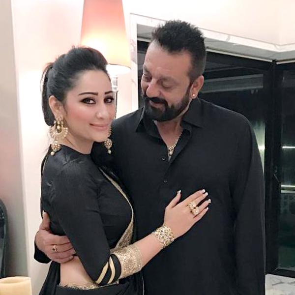 ২০০৮ সালে সঞ্জয় তাঁর তৎকালীন প্রেমিকা মান্যতাকে বিয়ে করেন। কিন্তু তৃতীয় বিয়ের কথা গোপন রাখেন সঞ্জয়। আইনি মতে ‘কোর্ট ওয়েডিং’ করেছিলেন তাঁরা। কানাঘুষোয় সেই কথা জানাজানি হয়ে গেলে তার পর বিয়ের কথা স্বীকার করেন সঞ্জয়।