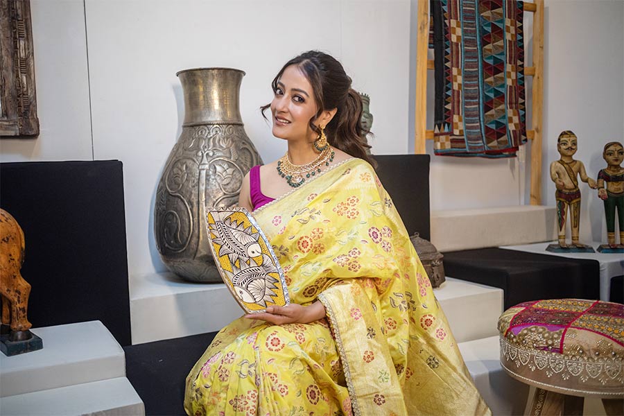 ষষ্ঠীর সন্ধের হালকা আমেজ ধরে রাখতে দুল বেঁধেছেন পনিটেল করে, সামনে অল্প চুল খুলে রেখেছেন। কিশোরীর মতো মিষ্টি লাগছে তাঁর সাজ। 