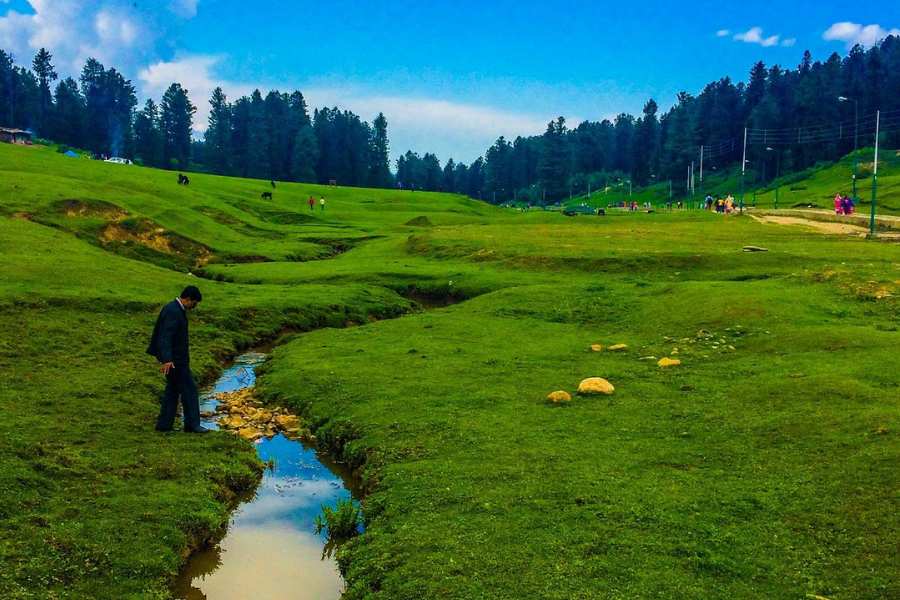 এখানকার স্থানীয় মানুষদের মনে পরম্পরাগত ভাবে বিশ্বাস যে, প্রভু যিশু নাকি কাশ্মীরে দর্শন দিয়েছিলেন। আর তখন এই স্থানেই কিছু সময় ছিলেন তিনি। সেই থেকে এই জায়গার নাম স্থানীয় ভাষায় প্রভু যিশুর নামে হয়েছে— ইউসমার্গ।