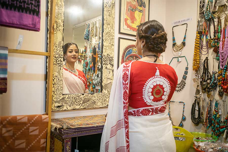 অষ্টমীর সকালের সাজে থাকবে বনেদিয়ানার ছোঁয়া। ‘পথের পাঁচালী’-র সর্বজয়ার শাড়ির আদলে তৈরি এই শাড়ি,  লাল ও সাদার মিশেলে।