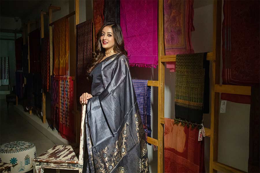 সোনালি সাবেকি গয়নায় অভিনেত্রী যেন মন মাতানো সাজে বিভোর করছেন চারপাশ। নিজেই জানালেন। ‘আমার মায়ের সঙ্গে অনেক এসেছি এই সিমায়’, ঐতিহ্য ও সংস্কৃতির অভূতপুর্ব মিশেল নিয়ে রাইমার পুজোর সাজ সম্পুর্ণ।