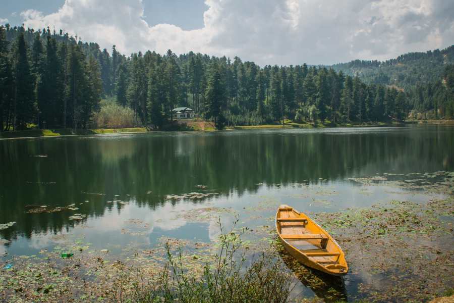 তার থেকে ৫ কিলোমিটার নীচে নামলে নীলনাগ হ্রদ। যে হ্রদের জল খাঁটি নীল রঙের। ঘন পাইন বন আর তুষারঢাকা পর্বতমালায় ঘেরা নীলনাগ হ্রদের চার পাশ পর্যটকদের মনে শান্তি আনবেই, এ কথা বাজি রেখে বলা যায়।