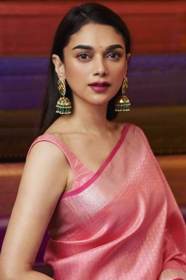 ধরুন, পুজোর জন্য সাবেকি শাড়ি কিনেছেন। চওড়া কারুকাজ করা পাড়ের সাবেকি শাড়ির সঙ্গে চটক আনতে স্লিভলেস ছিমছাম কাজের ব্লাউজ় কিনুন। তা হলেই ভারিক্কি সাজ অনেক হালকা আর সুন্দর দেখাবে। পুজোর যে কোনও দিনে পরতে পারেন, এই রকম শাড়ি। 