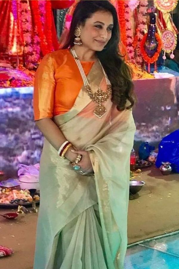 কোটা শাড়ি পুজোর সময়ের জন্য বাঙালি মেয়েদের চিরন্তন পছন্দের। কোটা শাড়িও বেশ স্বচ্ছ ধরনের,  তাই গলা ঢাকা একটু সাবেকি ধাঁচের ব্লাউজ় বানিয়ে নিতে পারেন। পুজোর অষ্টমীর জন্য দারুণ মানাবে।