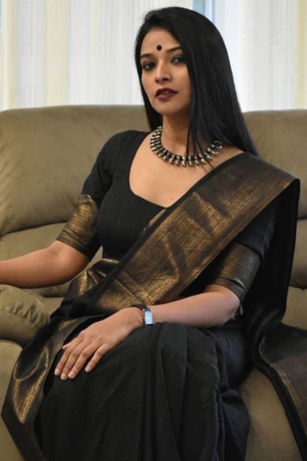 যদি সুতির হ্যান্ডলুম শাড়ি পরেন,  তার সঙ্গে দেখুন কোনও চটকদার সিল্কের ব্লাউজ মানাবে কি না। এতে আপনার সপ্তমীর বা ষষ্ঠীর শাড়ির ধাঁচই পুরো অন্য মাত্রা পাবে। 