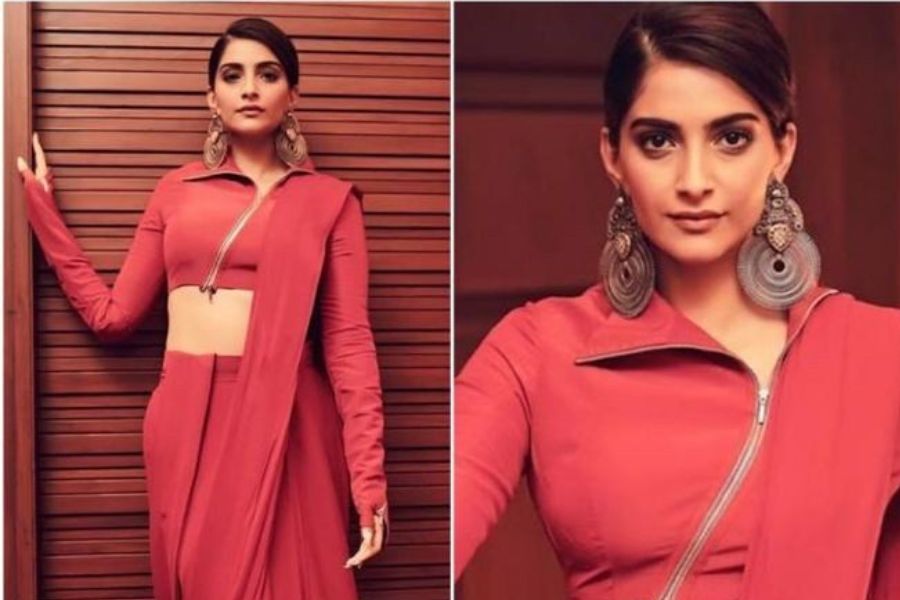 পুজোর সময়েও অফিস? ছুটি নেই সপ্তমীর দিনেও?  কলার দেওয়া ব্লাউজের সঙ্গেই থাকুক শাড়ি পরে ভারিক্কি চাল দেখানোর সুযোগ। অফিস থেকে বেরিয়ে পুজো মণ্ডপে সোজা চলে যান,  দারুণ মানাবে দুই জায়গাতেই। 