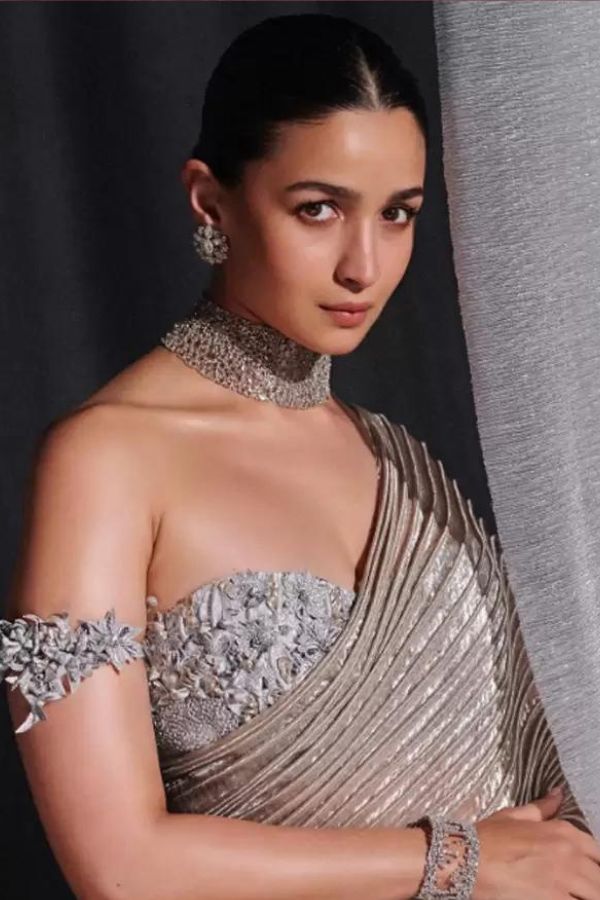 মণ্ডপ কাঁপানো শাড়ির সাজ চান? তার জন্য আপনার অস্ত্র হোক অফ শোল্ডার ব্লাউজ। ইন্দো-ওয়েস্টার্নের মিশেলে এই সাজ আপনার নবমীর রাতের জন্য আদর্শ। এই প্রতিবেদনটি ‘আনন্দ উৎসব’ ফিচারের একটি অংশ।