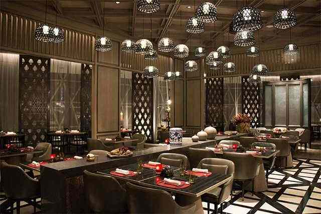 ১. ভিনটেজ এশিয়া - থাই খাবার তো পাবেনই, সঙ্গে এখানে চাইনিজ এবং দুর্ধর্ষ সব ভেজেটেরিয়ান ডিশও পাওয়া যায় সব সময়। খাবারের মান,  পরিবেশনের কায়দা,  আবহ, আন্তরিকতা— সব অত্যন্ত উঁচু। দাম অবশ্য একটু বেশি। দু’জনের জন্য পেট ভরা দুপুর বা রাতের খাবারের খরচ ৪০০০ টাকা। সায়েন্স সিটি-র কাছে বাই পাসের ধারে এক নতুন নির্মিত পাঁচতারা হোটেলের ভিতরে ‘ভিনটেজ এশিয়া’।