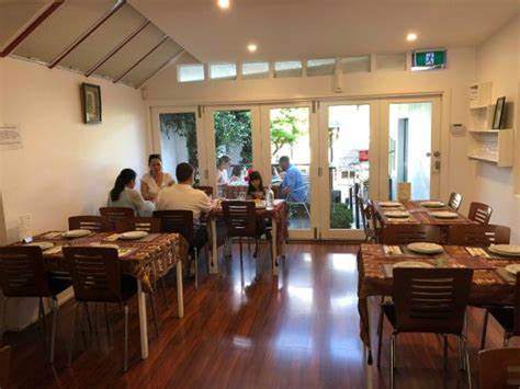 ৩. বানথাই - থাই খাবারের সমূহের জন্য আদর্শ। এসপ্ল্যানেড অঞ্চলে বিখ্যাত প্রাচীন ফাইভ-স্টার হোটেলের ভেতরে এই রেস্তরাঁটি। আপনি শুধুই থাই ফুড খেতে আগ্রহী হলে,  কলকাতায় এটাই আপনার জন্য আদর্শ থাই রেস্তোরা। ‘বানথাই’য়ে দু’জনের জন্য খাওয়া খরচ ৩০০০-৩৫০০ টাকা।