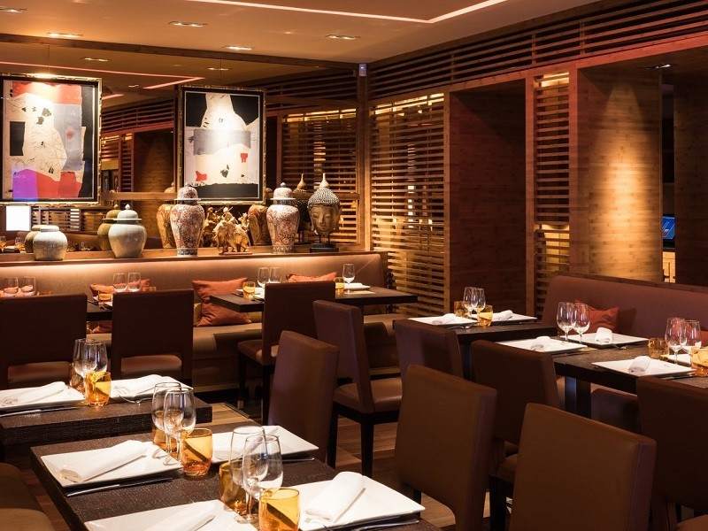 ৪. এশিয়া কিচেন - কসবা-রাজডাঙায় অবস্থিত মলের ভিতরে এই থাই রেস্তরাঁ। এদের বিশেষত্ব,  থাই ছাড়াও আপনি এখানে চাইনিজ এবং সব ধরনের বার্মিজ খাবারও পাবেন। দু’জনের খাওয়া খরচ ২০০০ টাকা থেকে মোটামুটি শুরু।