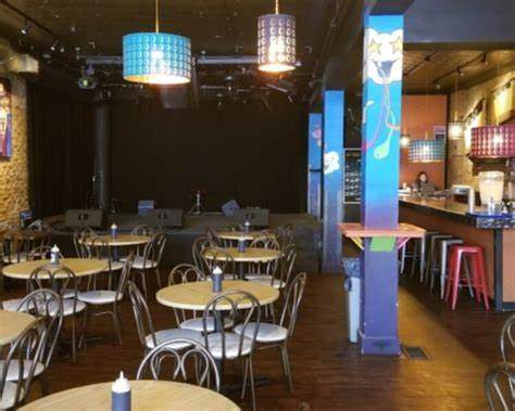 ৬. ফাং শোয়ে-  দক্ষিণ কলকাতায় সাদার্ন অ্যাভেনিউতে এই ছিমছাম, পরিচ্ছন্ন থাই রেস্তোরা। যাবতীয় রকমের থাই খাবার ছাড়াও এরা চাইনিজ খাবারও এরা পরিবেশন করে। দু’জনের খাওয়া খরচ ৮৯৯-৯৯৯ টাকা।