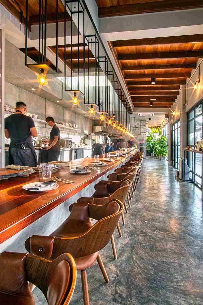 ৭. জেন্ - পার্ক স্ট্রিটে অবস্থিত নামী পাঁচ তারা হোটেলের দোতলায় ‘জেন্’। শুধু অজস্র ধরনের থাই খাবারই নয়,  এখানে চাইলে আপনি চাইনিজ,  জাপানি,  ইন্টারন্যাশনাল,  এমনকী সুশি এবং ফিউশন ডিশ-ও পাবেন। দাম অবশ্যই তুলনায় বেশি। দু’জনে খেতে খরচ পড়বে ২৯০৯-৪৯৯১ টাকা।