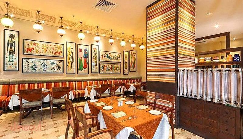 ৮. স্টুডিয়ো - রাজারহাট-নিউটাউনে অবস্থিত নতুন নামী হোটেলের ভেতরে এই থাই রেস্তরাঁ। দু’জনের খেতে খরচ ৯০০-১১০০ টাকা। থাই খাবার তো আছেই। সঙ্গে চাইনিজ, জাপানি এমনকি নানান বার্মিজ খাবারও পাওয়া যায়। 