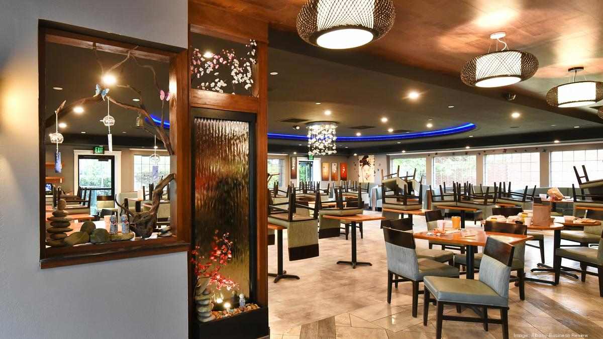 ৯. ওয়াসা বী -  আর্য বিদ্যালয় রোডে,  ইউনিয়ন ব্যাঙ্কের পাশেই এই থাই রেস্তরাঁ। থাই খাবারদাবার ছাড়াও চাইনিজ, জাপানি, এমনকী সুশিও পাওয়া যায় এখানে। দু’জনের খেতে খরচ পড়বে ১২০০-১৫০০ টাকা।