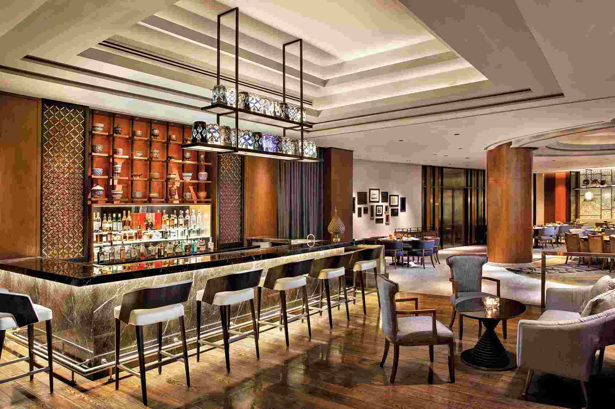 ১১. বেঞ্জারং - প্রিন্স আনোয়ার শাহ রোড এবং লেক গার্ডেন্সের কাছাকাছি ‘বেঞ্জারং’। থাই খাবার ছাড়াও দক্ষিণ-পূর্ব এশিয়ান ফুড ডিশের জন্য এই রেস্তোরাঁটি বেশ জনপ্রিয়। দু’জনের খেতে খরচ পড়বে ১০০০-১৮০০ টাকা।